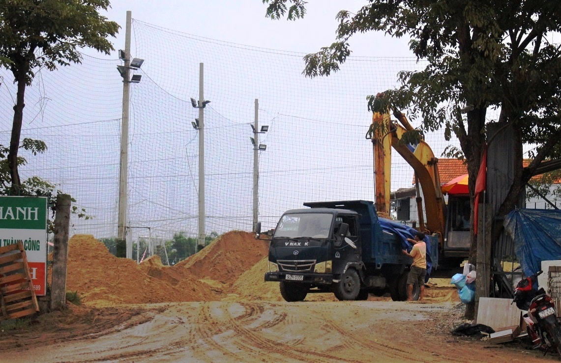 Bãi cát, sỏi ở khối phố Quảng Hậu sát khu dân cư.