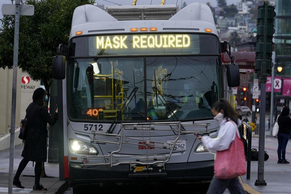 Một biển báo trên xe buýt Muni ở San Francisco khuyến cáo hành khách phải đeo khẩu trang, trong thời gian xảy ra đại dịch -19. Ảnh AP