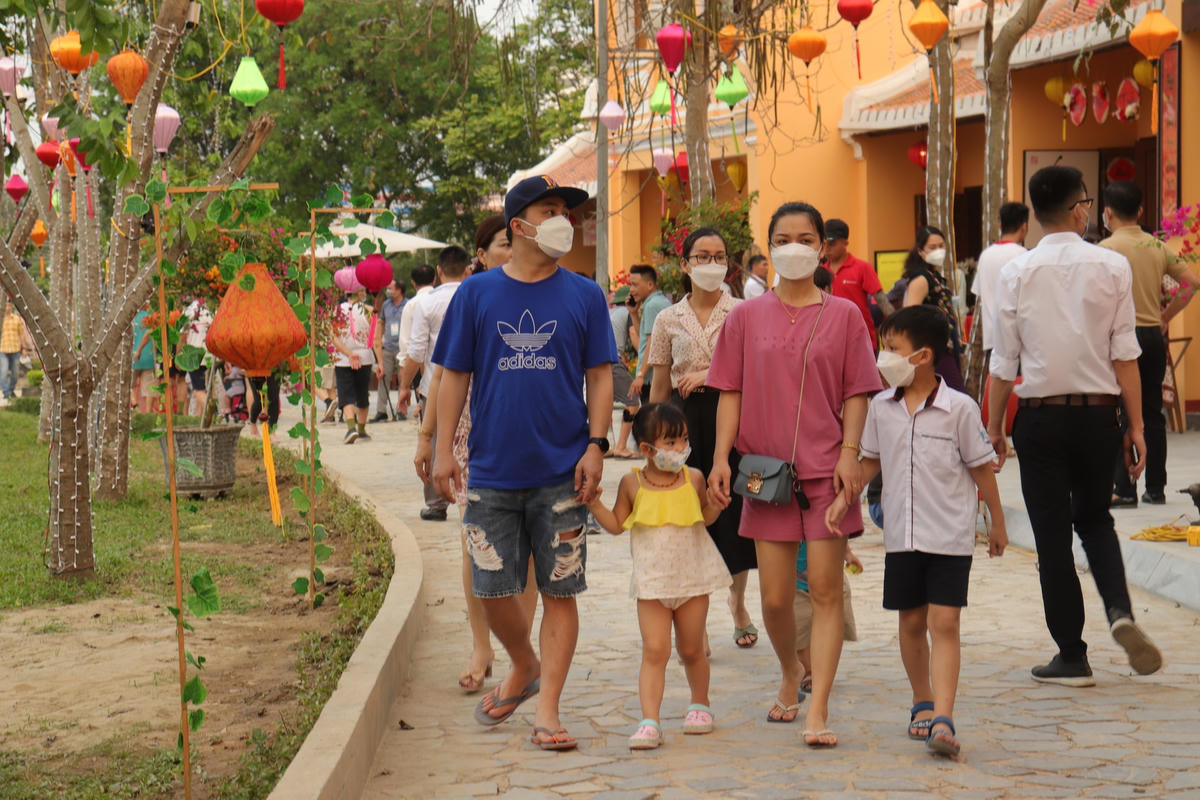 Ngay từ trước khi diễn ra Tuần du lịch, hàng nghìn du khách đã đến đây để tham quan, check - in sống ảo cùng gia đình, bạn bè. 