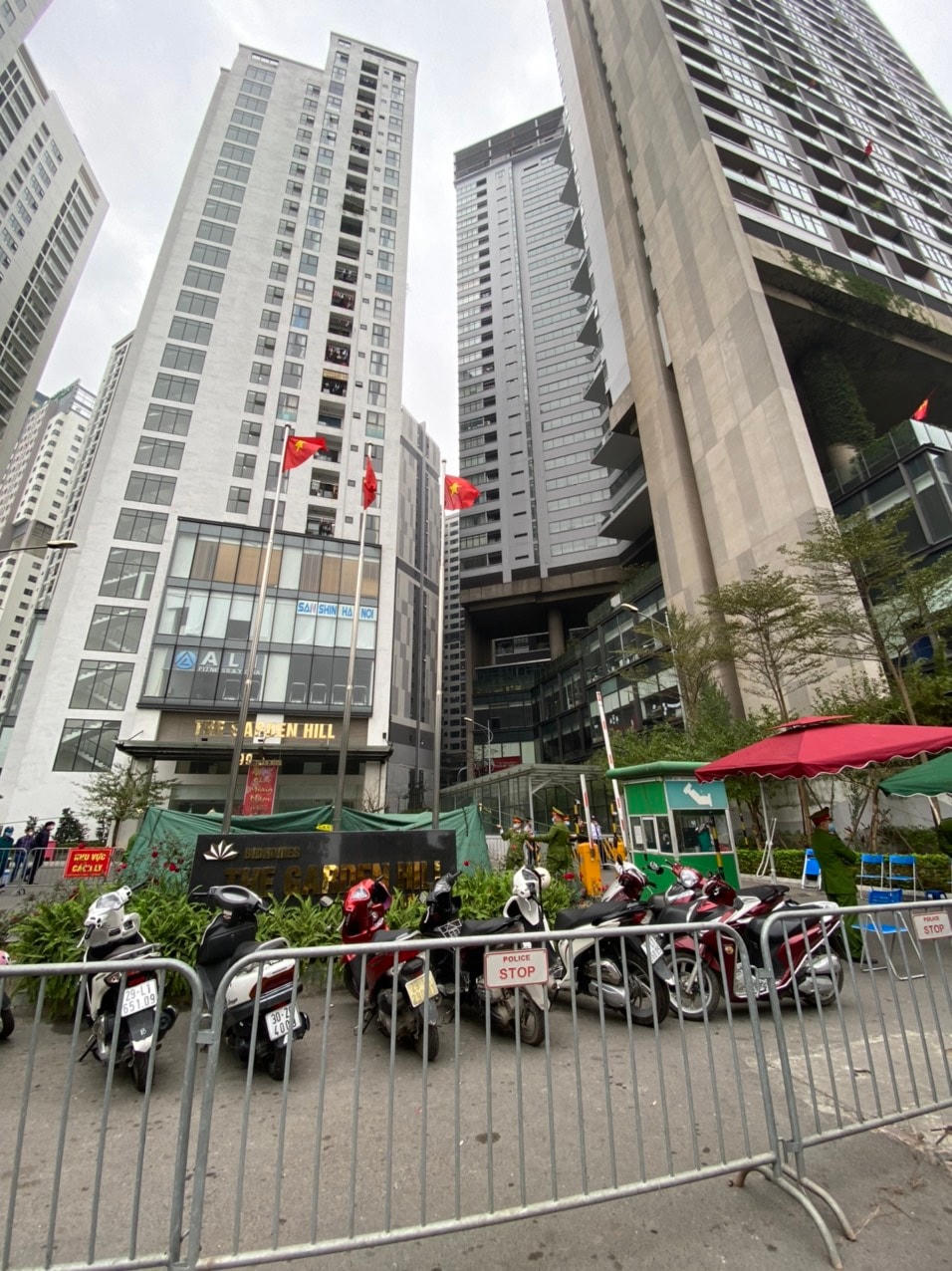 Toàn cảnh chung cư Garden Hill đang bị phong toả. Ảnh: Lan Anh.