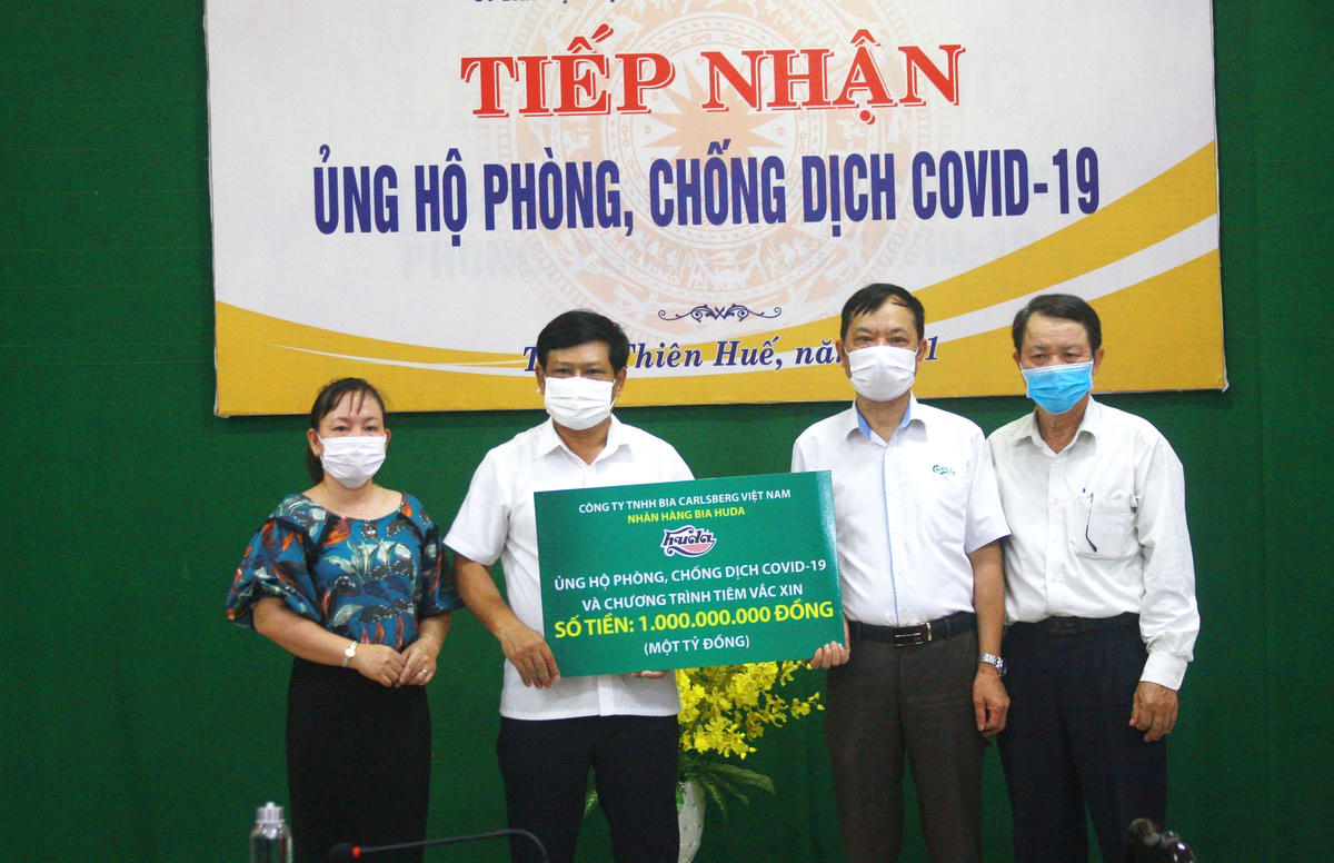 Ông Nguyễn Nam Tiến (thứ 2 từ trái sang), Chủ tịch Uỷ ban MTTQ Việt Nam tỉnh Thừa Thiên – Huế tiếp nhận ủng hộ phòng, chống dịch Covid-19.