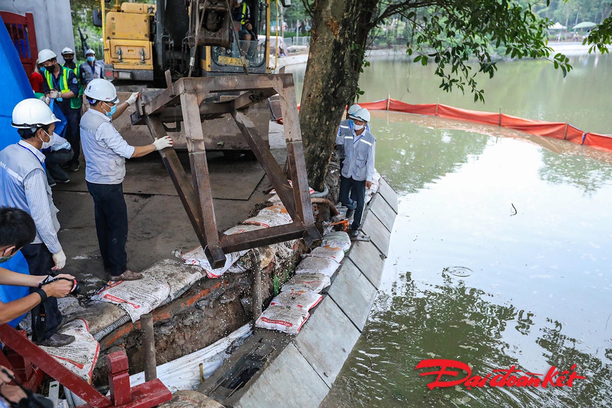 Phía kè ngoài hồ phần trên mặt nước được khoan lỗ trồng cây, tạo nhám, tạo màu giả cổ hài hòa với màu đá ốp đỉnh kè và màu tháp Rùa.