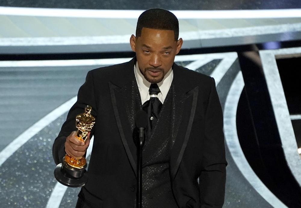 Will Smith vừa khóc vừa phát biểu cảm ơn sau khi nhận giải Nam diễn viên chính xuất sắc nhất. Ảnh: Reuters.
