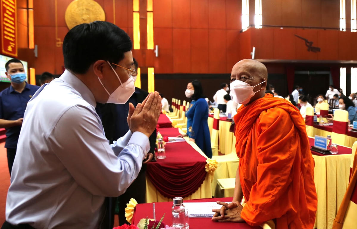 Phó Thủ tướng Thường trực Chính phủ Phạm Bình Minh thăm hỏi các đại biểu chức sắc tôn giáo tại hội thảo. 