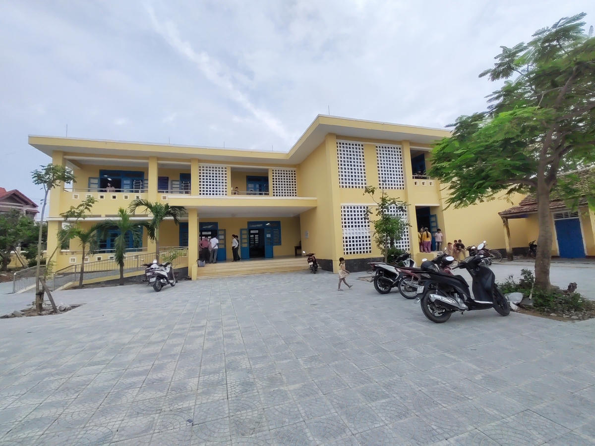 Theo đó, ngoài di dời tại chỗ, địa phương đã trưng dụng 3 trường học trên địa bàn để người dân đến tránh bão.