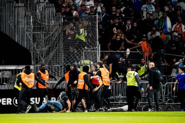 Khán giả giải Ligue 1 lần thứ 3 gây hỗn loạn từ khi Messi đến thi đấu