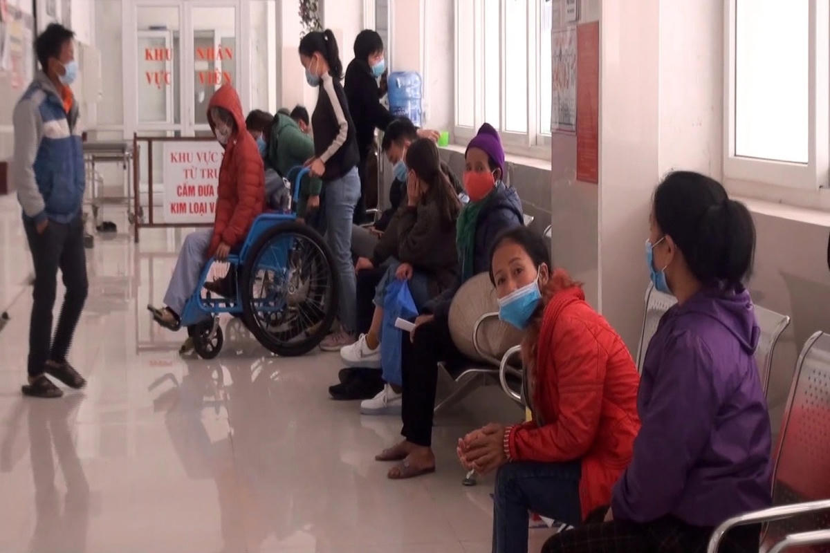 Tại Bệnh viện Hữu nghị Việt Nam - Cu Ba Đồng Hới, bình quân mỗi ngày có khoảng hơn 1.400 lượt người tới khám và điều trị, trong đó khoảng 30-40% liên quan đến bệnh lý mùa đông. Ảnh: Dân trí.