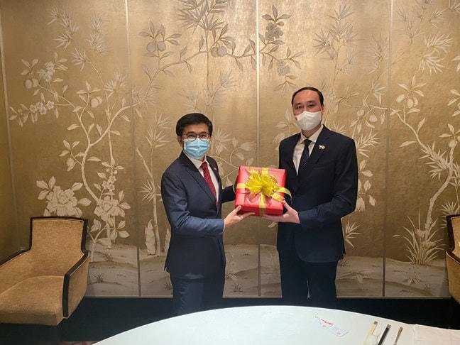 Phó Chủ tịch UBTƯ MTTQ Việt Nam Phùng Khánh Tài tặng quà lưu niệm cho Tổng Giám đốc điều hành Hiệp hội Nhân dân Singapore Lim Hock Yu.