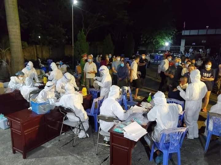 Lấy mẫu xét nghiệm Covid-19 cho người dân (ảnh minh hoạ).