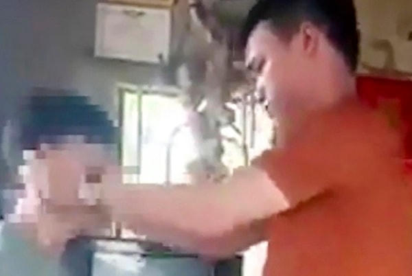 Nam sinh N. "chữa" câm điếc cho người dân giống như cách mà ông Võ Hoàng Yên từng làm. Ảnh cắt từ clip
