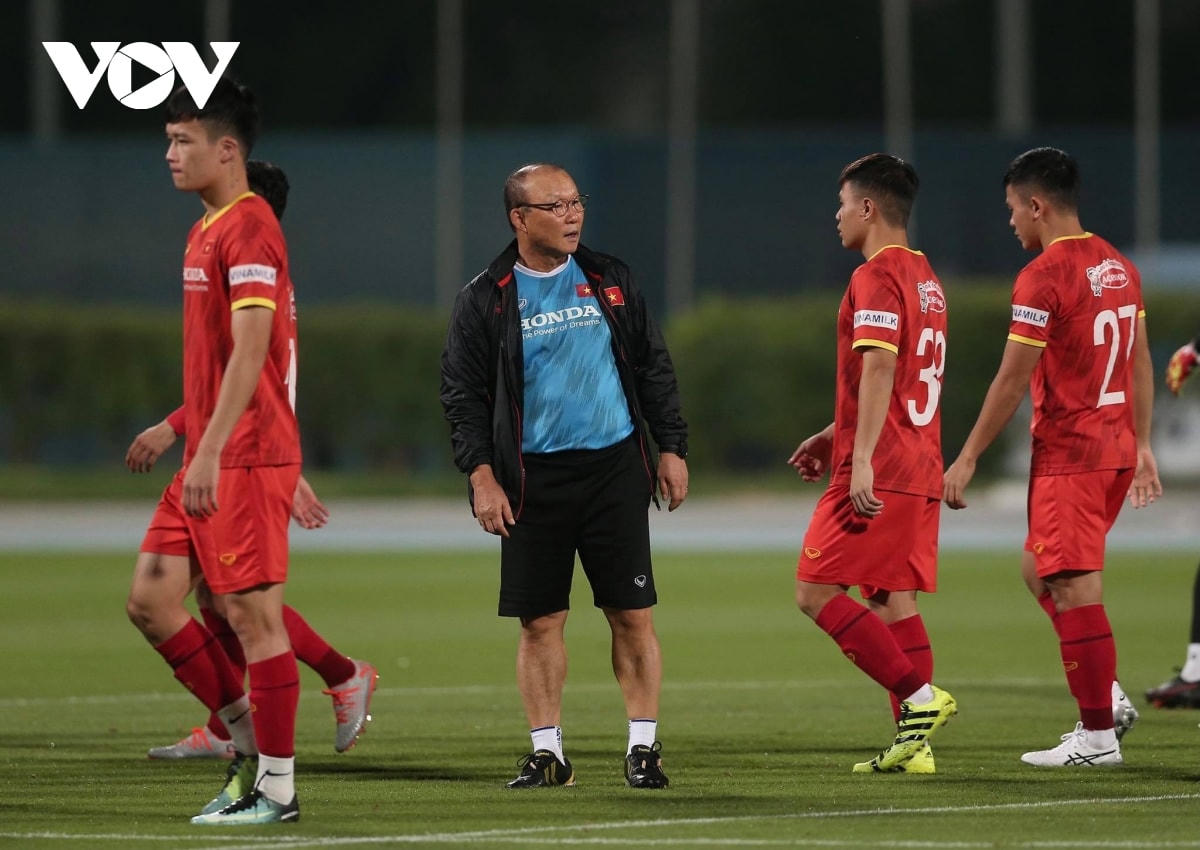 HLV Park Hang Seo như thường lệ theo sát những động tác tập của từng học trò.  