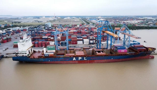 Ngày 2/9, tàu container quốc tế chở theo đoàn tàu của tuyến đường sắt Nhổn - ga Hà Nội rời Cảng Dunkirk (Pháp) hướng về Việt Nam.  