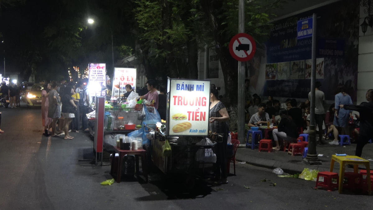 Một đoạn đường Hoàng Hoa Thám (Huế) về đêm.