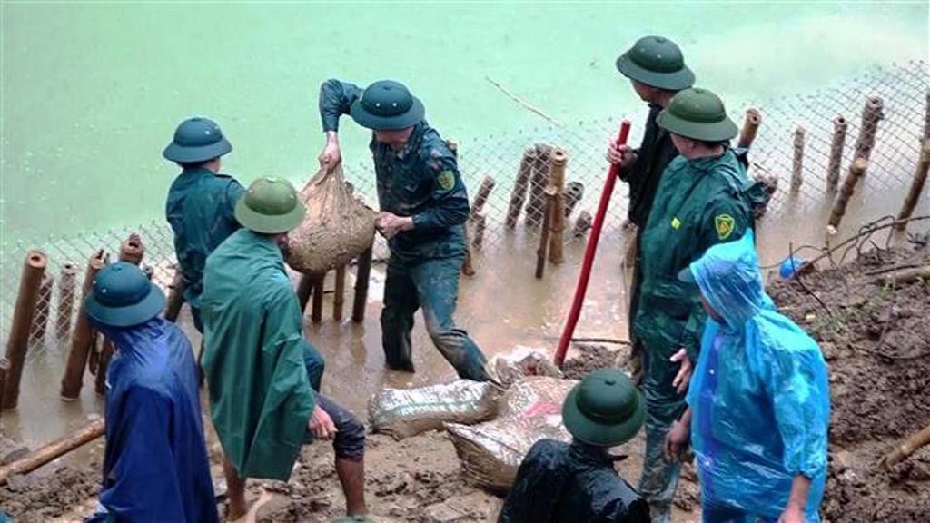 Khẩn trương xử lý đoạn sạt lở trên đê sông Bưởi.