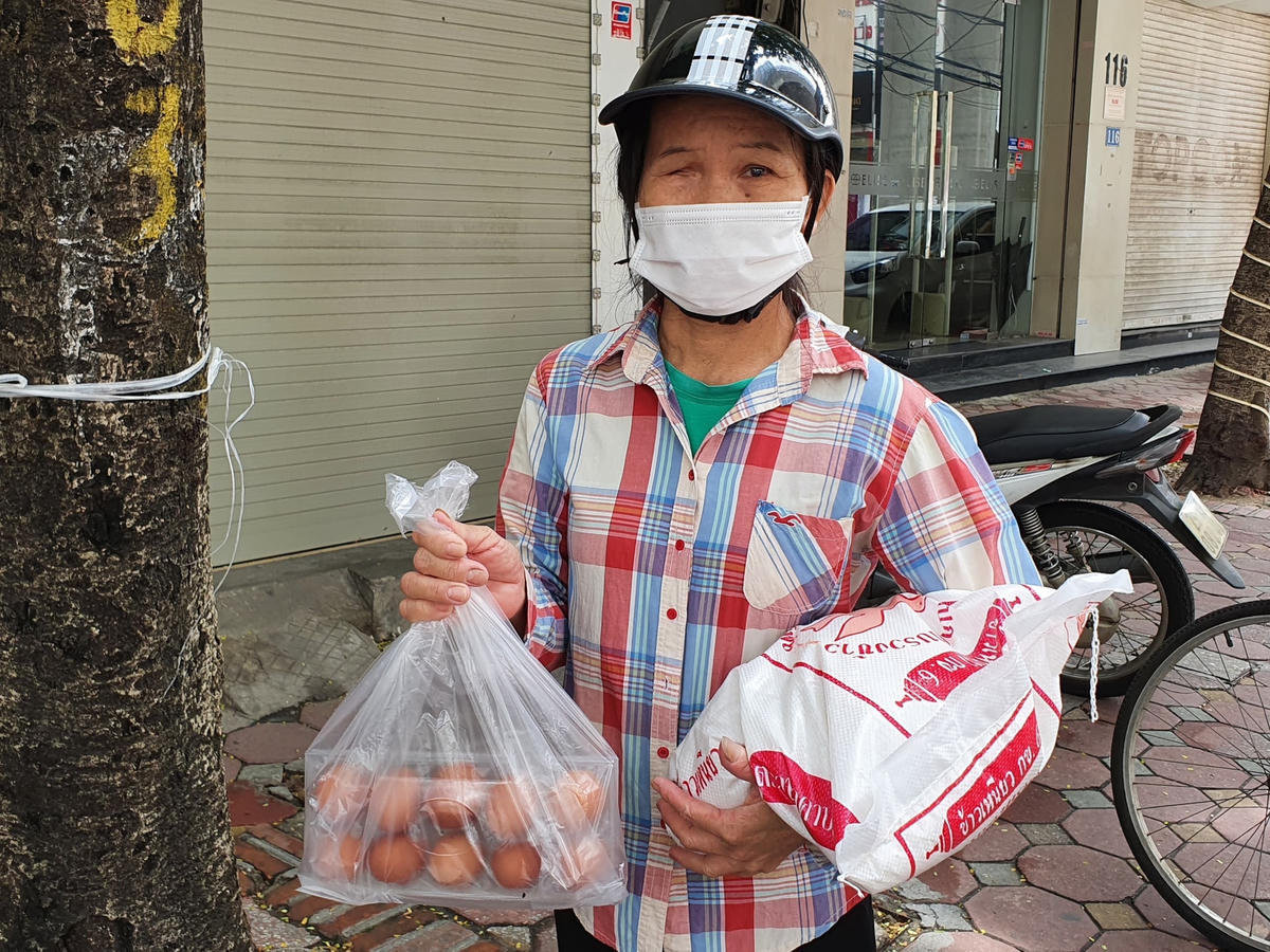 Cô Nguyễn Thị Nguyệt (55 tuổi, Nghệ An) vừa nhận bao gạo vừa rưng rưng: "Tôi đi rửa bát thuê cho nhà hàng nhưng mấy tháng nay không có việc làm, lại phải ở trọ nên bây giờ đã hết sạch tiền, đến gạo ở phòng cũng hết sạch không có mà ăn. May cho tôi hôm nay nhận được hỗ trợ từ gia đình này...".