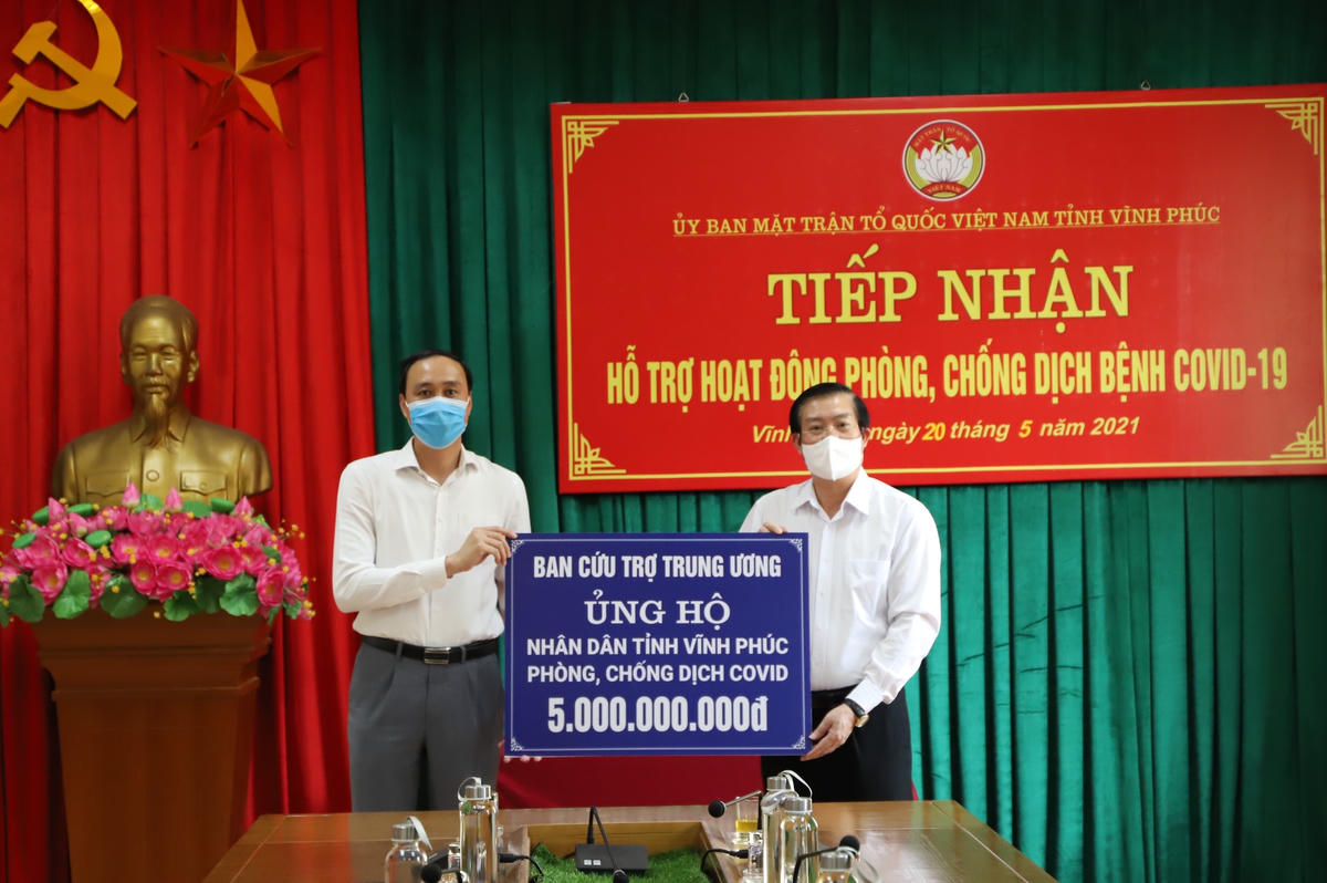 Phó Chủ tịch Phùng Khánh Tài trao số tiền 5 tỷ đồng ủng hộ tỉnh Vĩnh Phúc phòng, chống dịch Covid-19.