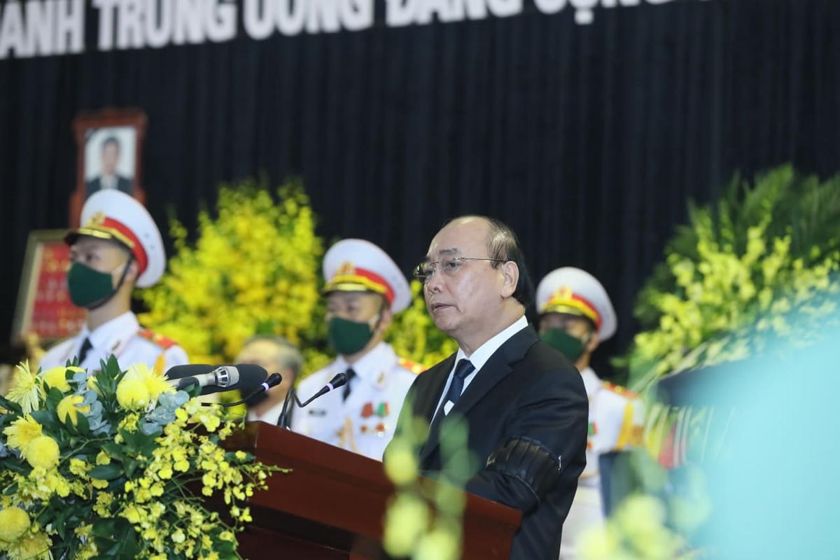 Thủ tướng Nguyễn Xuân Phúc đọc điếu văn tiễn biệt nguyên Tổng Bí thư Lê Khả Phiêu. 