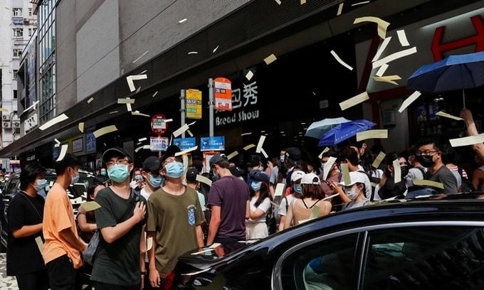 Người biểu tình tung tiền âm phủ trong cuộc tuần hành phản đối luật an ninh hôm 1/7. Ảnh: Reuters..