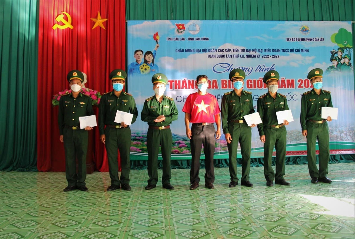 Trao tặng quà cho cán bộ chiến sĩ Đồn biên phòng 743.