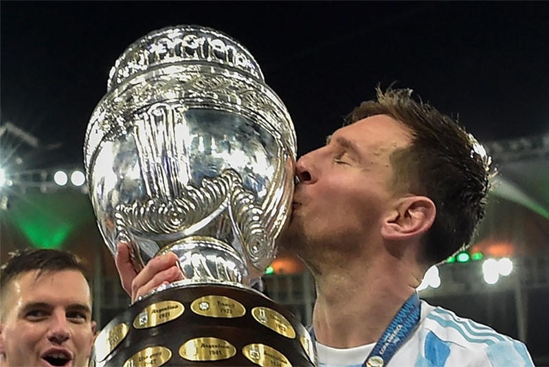 Messi nâng cao chức vô địch Copa America - danh hiệu đầu tiên cùng ĐTQG. Ảnh: Goal.  
