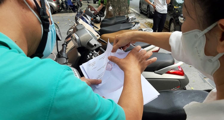 Do không có mẫu chuẩn của thành phố, nhiều người đã phải quay về để làm lại theo yêu cầu của cán bộ phường. Nguồn: Báo Tin Tức.