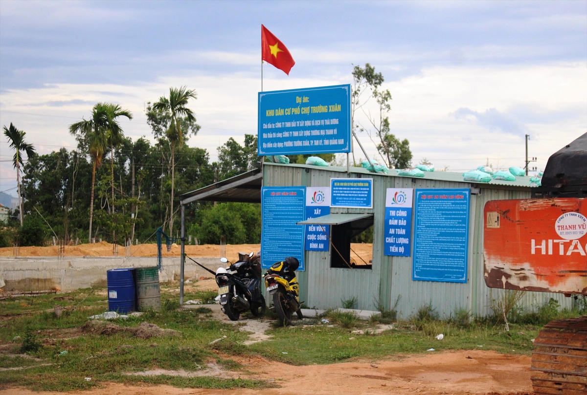 Lán trại tạm của Dự án Khu phố chợ Trường Xuân.