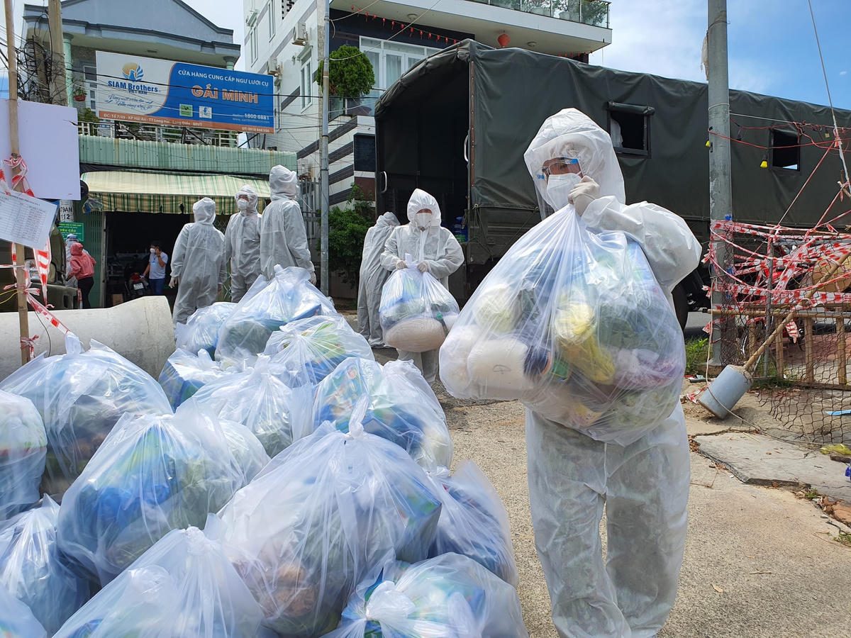 Vận chuyển, tiếp tế lương thực cho người dân thị trấn Long Hải, huyện Long Điền thời điểm áp dụng “ai ở đâu, ở yên đó”.  