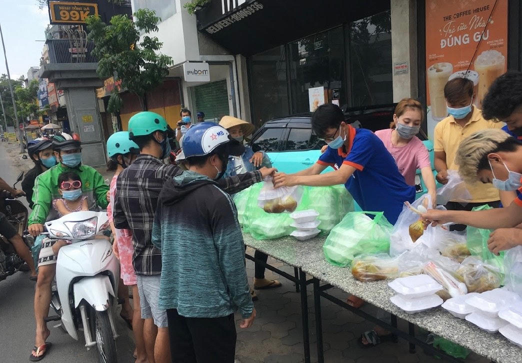Người dân nhận cơm từ thiện trên đường Quang Trung, quận Gò Vấp