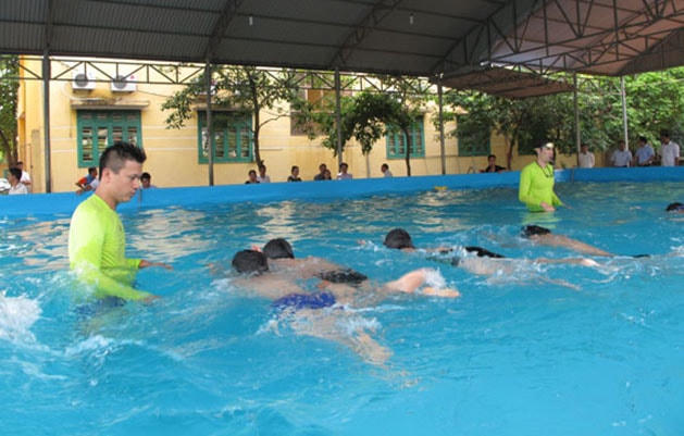 Một tiết dạy bơi ở Trường Tiểu học Nguyễn Huệ (TP Thái Nguyên).