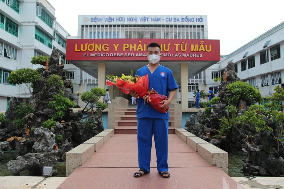 Kỹ thuật viên Võ Doãn Đoàn, công tác tại Khoa Gây mê hồi sức, Bệnh viện hữu nghị Việt Nam-Cuba Đồng Hới.