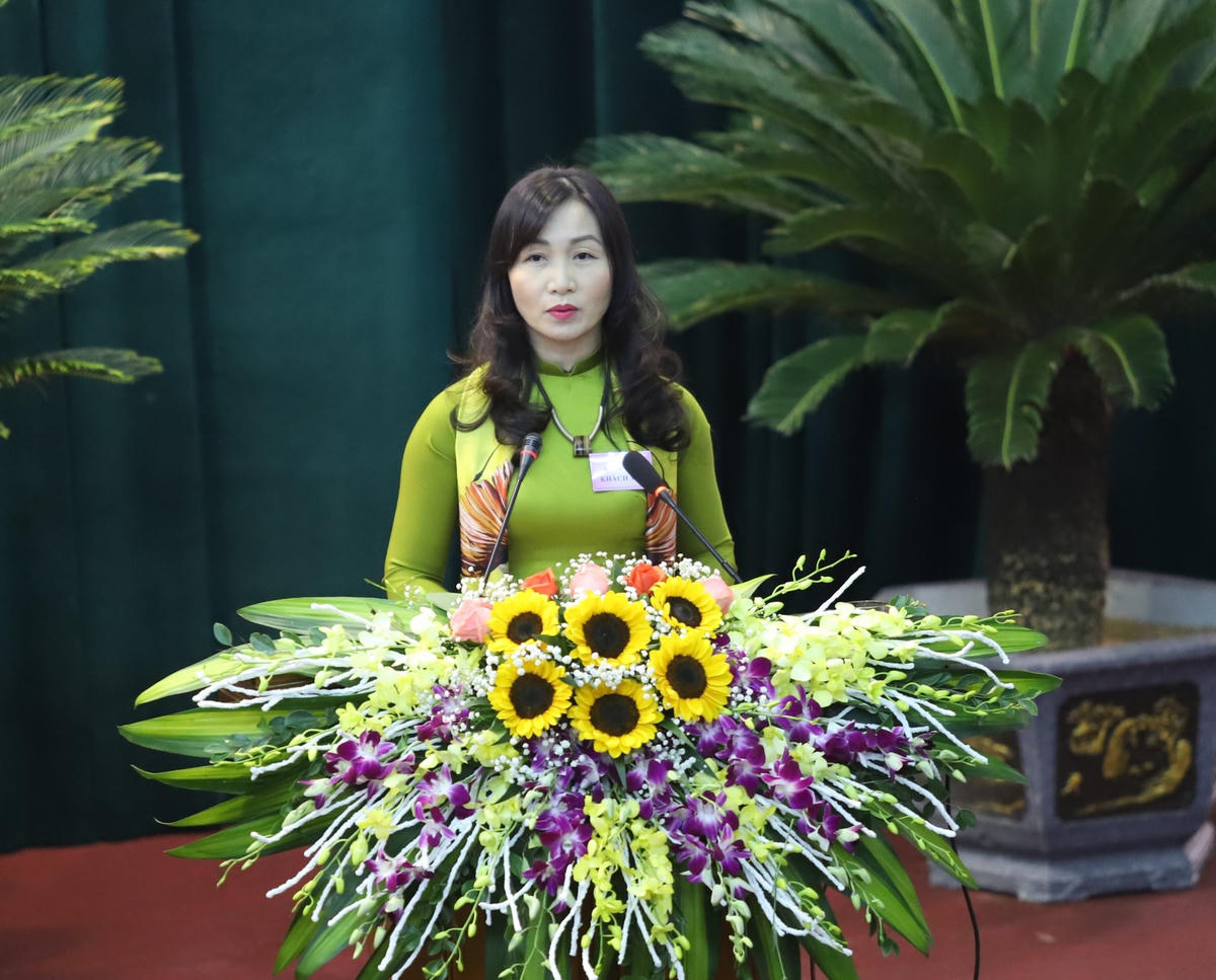 Bà Nguyễn Thị Mai Thủy, Phó Chủ tịch Thường trực Ủy ban MTTQ tỉnh Hà Tĩnh phát biểu tại kỳ họp.
