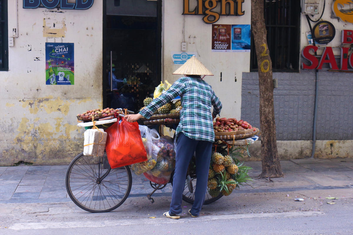 Người lao động trên các tuyến phố ở thủ đô.