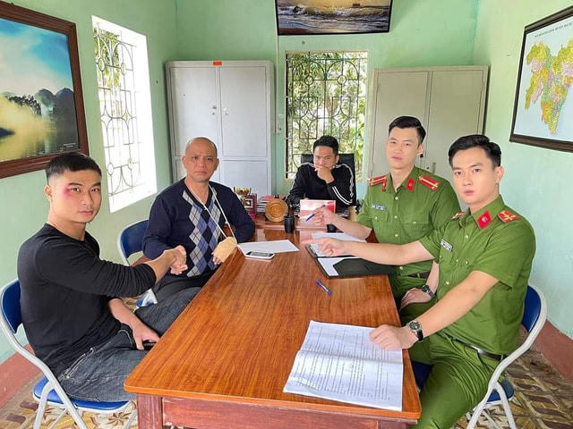 Diễn viên Anh Tuấn cùng dàn diễn viên "Phố trong làng". 