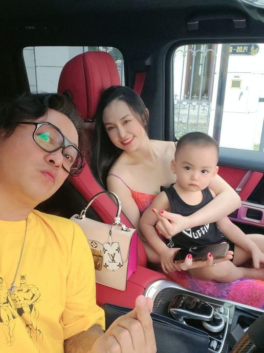 Tuấn Hưng thường xuyên đưa gia đình đi chơi bằng siêu xe "bạc tỷ".