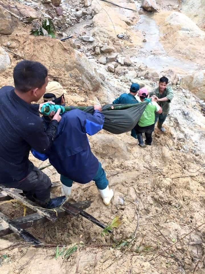 Người dân đưa thai phụ Phiêu đi cấp cứu.