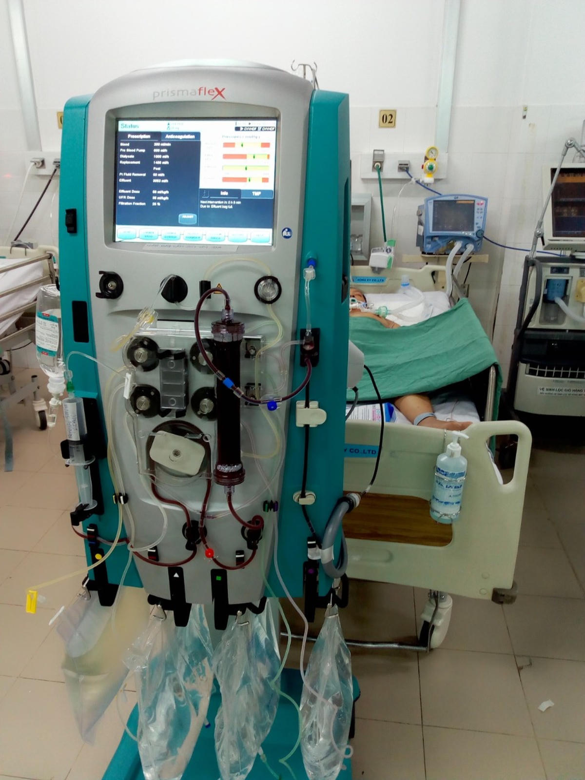 Bệnh nhân được lọc máu liên tục.