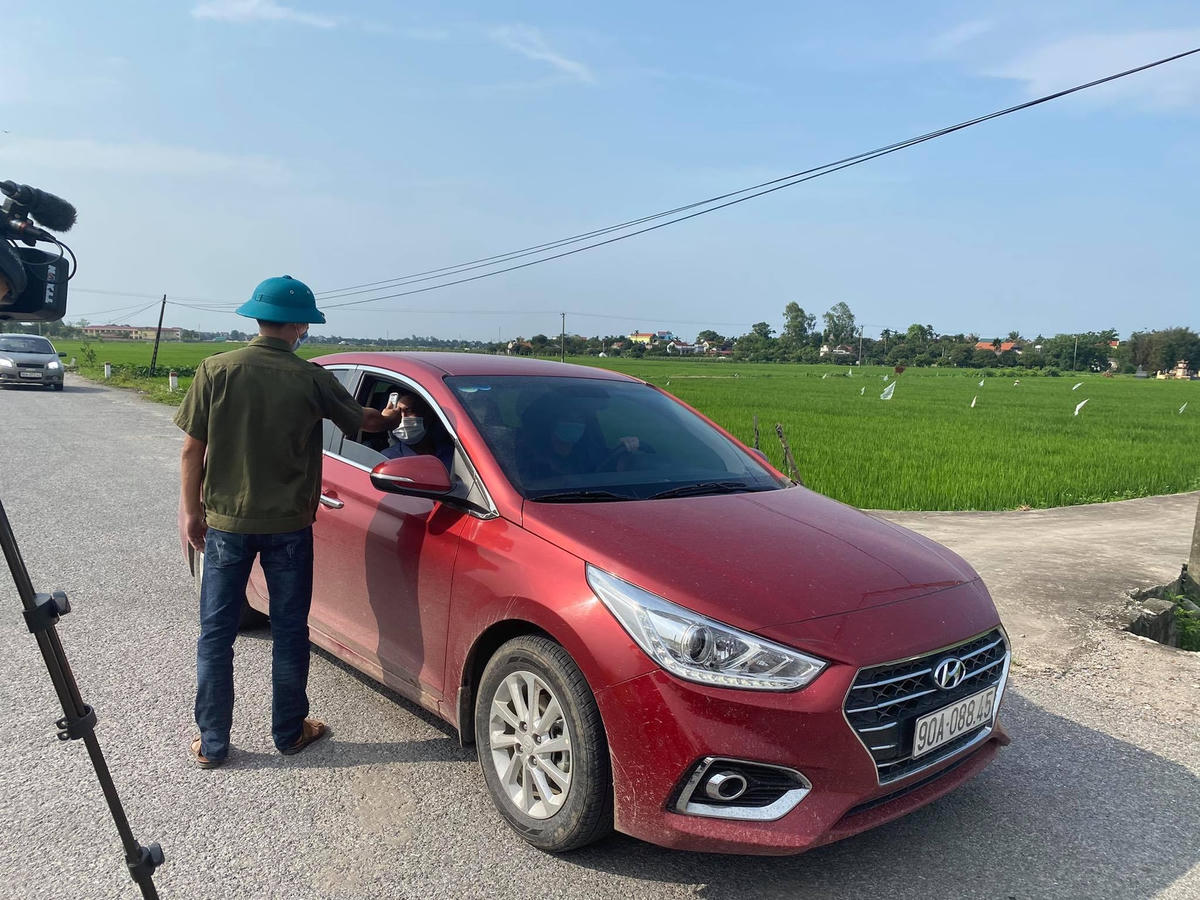 Đo thân nhiệt, biện pháp không thể thiếu.