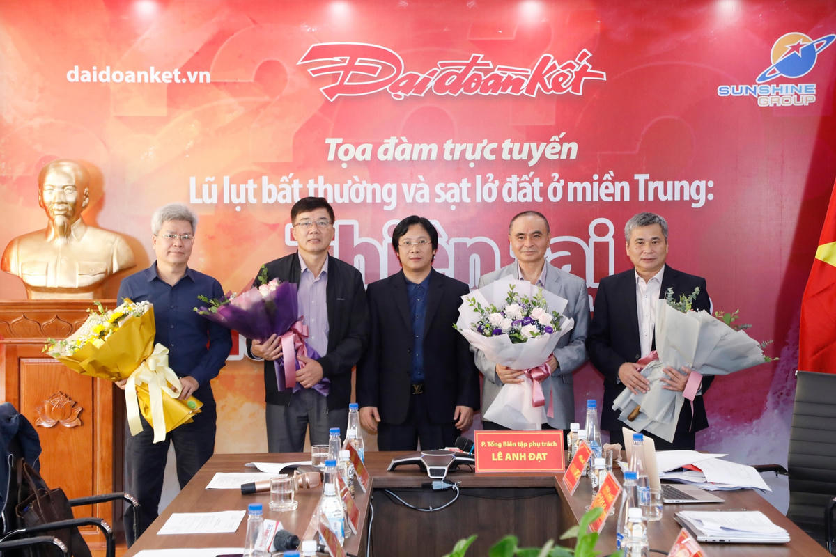 Nhà báo Lê Anh Đạt - Phó Tổng Biên tập phụ trách báo Đại Đoàn Kết tặng hoa cảm ơn các vị khách mời tham gia tọa đàm. Ảnh: Quang Vinh.