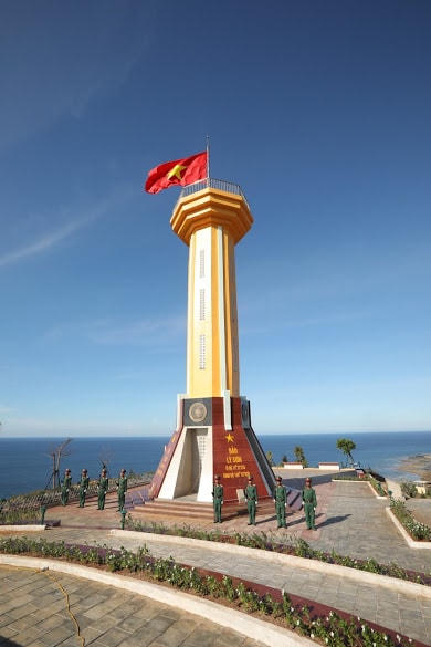 Cột cờ lớn trên đỉnh núi Thới Lới 169 mét cao nhất Lý Sơn.
