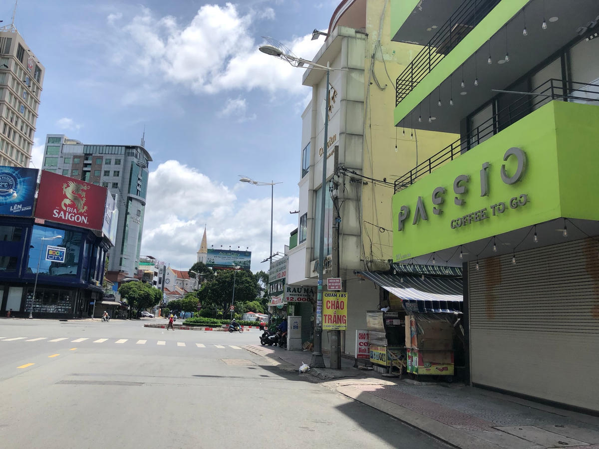 Một số chuỗi cửa hàng chưa sẵn sàng hoạt động trong ngày đầu TP HCM cho phép loại hình dịch vụ bán hàng mang đi (Ảnh: Hồng Phúc).