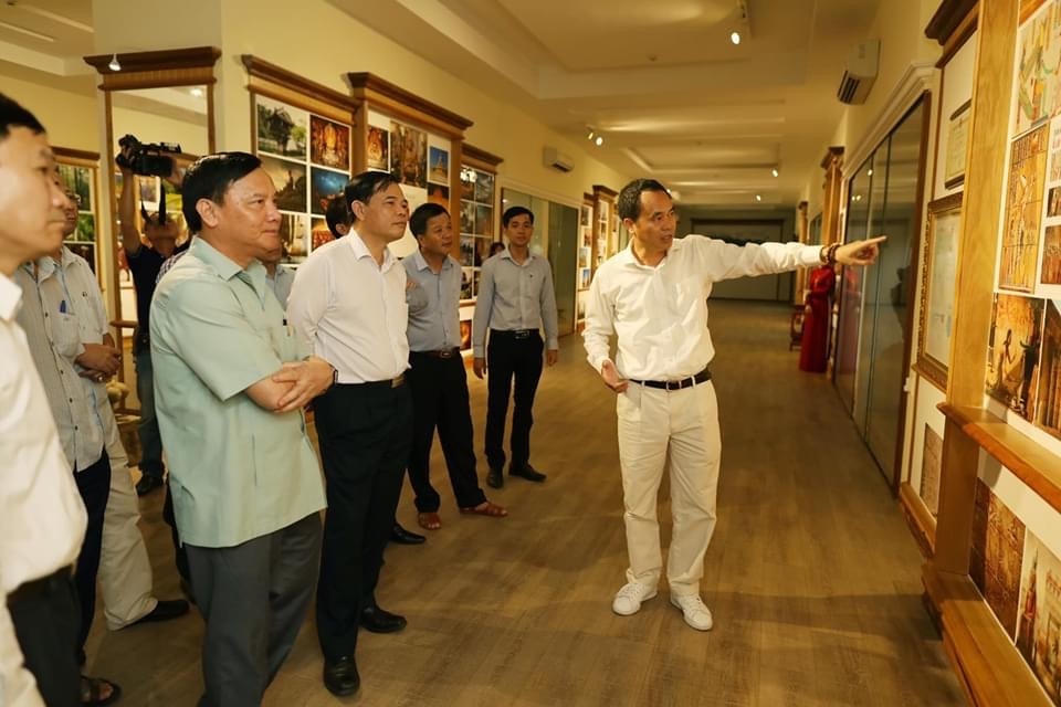 Bộ trưởng Nguyễn Xuân Cường, Bí thư tỉnh ủy Tỉnh Khánh Hòa Nguyễn Khắc Định, tham quan Bảo tàng Trầm Hương
