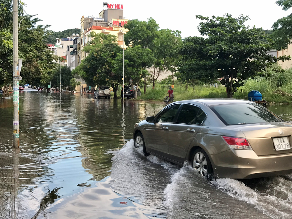 Nhiều phương tiện chấp nhận phải lội qua vùng nước mặn để về nhà.