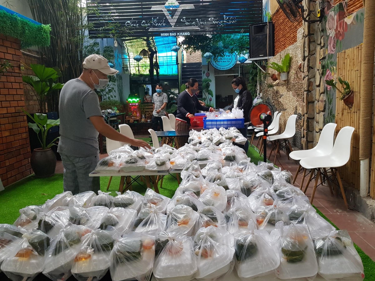 Những hộp cơm được nhóm thực hiện để trao cho người có hoàn cảnh khó khăn.