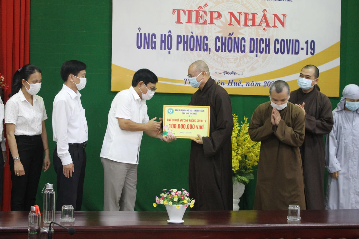 Đại diện Ban trị sự GHPG Việt Nam tỉnh Thừa Thiên-Huế trao tiền ủng hộ.