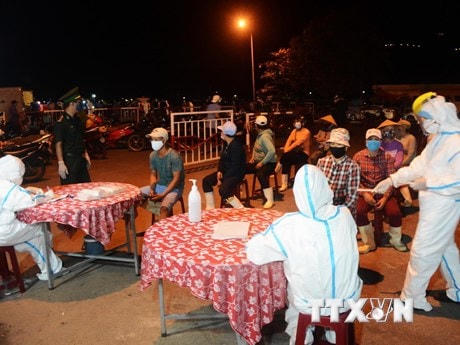 Để lấy mẫu xét nghiệm kịp thời các nhân viên y tế quận Sơn Trà (Đà Nẵng) được chia thành 3 nhóm. (Ảnh: Văn Dũng/TTXVN).