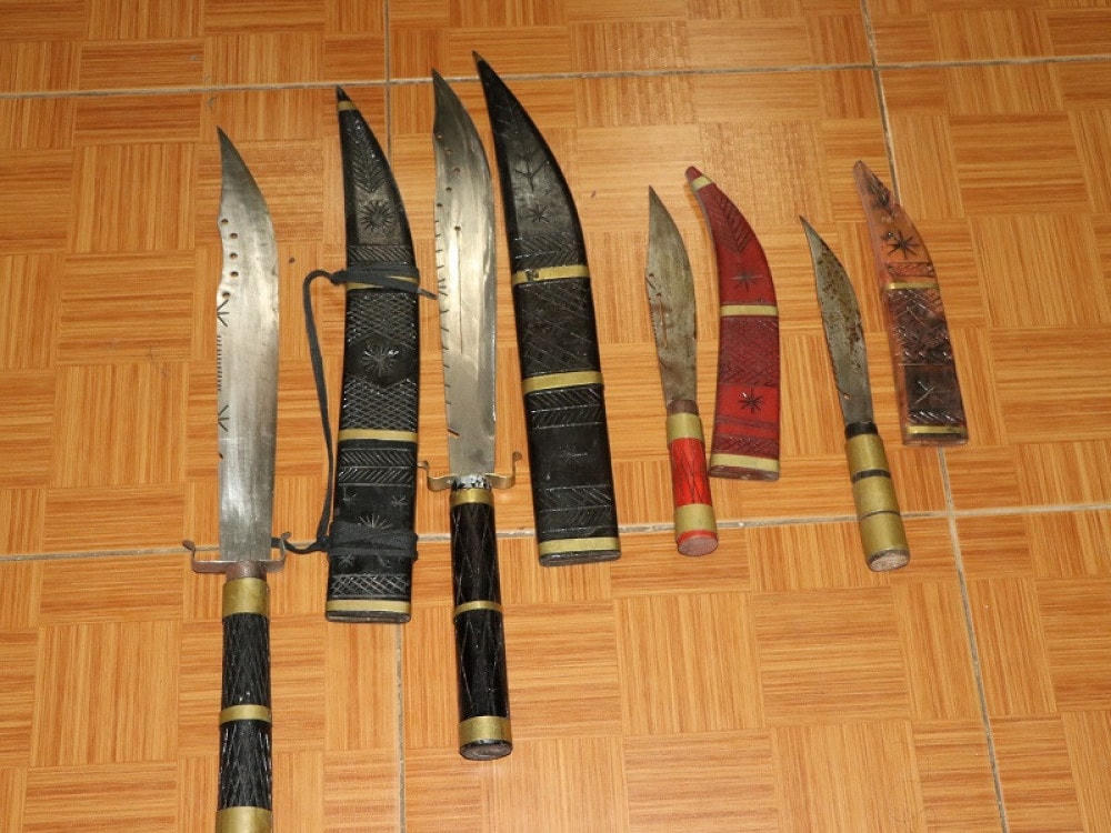 Vũ khí nóng thu được trong nhà của đối tượng.