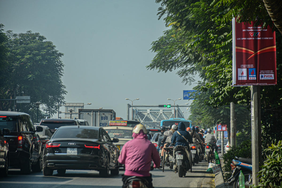 Mặc dù không phải giờ cao điểm nhưng tại tuyến đường Nguyễn Văn Cừ, Long Biên di chuyển qua cầu Chương Dương đều bị ùn tắc, ùn ứ cục bộ.