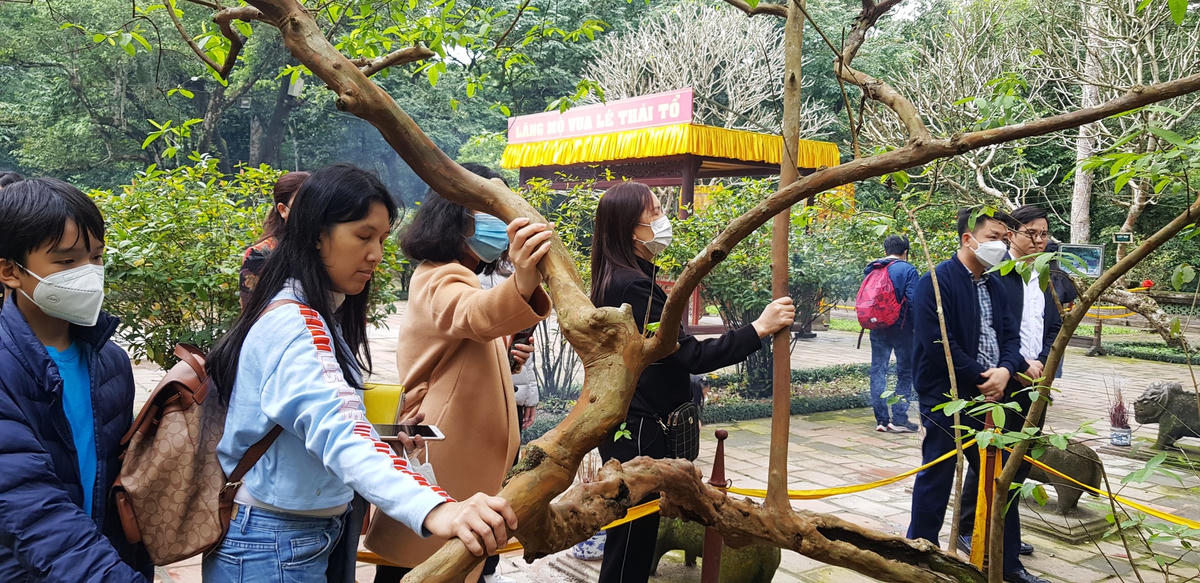 Sau khi dâng hương tại khu chính điện, nhiều du khach đã tranh thủ vãn cảnh và trải nghiệm thực tế tại Khu di tích Lam Kinh.