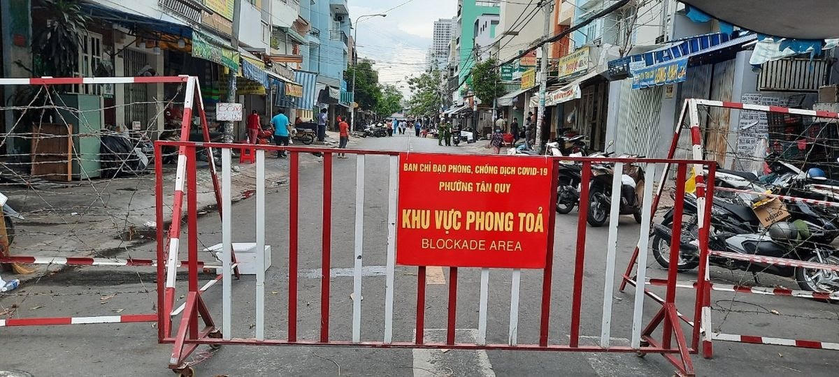 Nhiều quận - huyện trên địa bàn thành phố thực hiện phong tỏa 14 ngày.