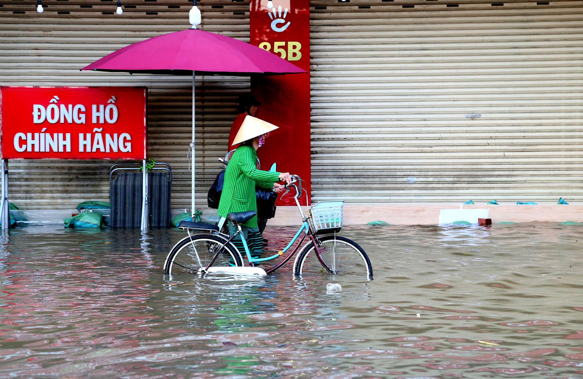 Cửa hàng đóng cửa, buôn bán ế ẩm vì triều cường.